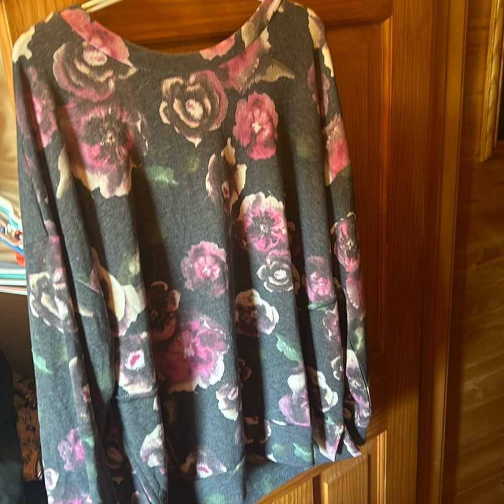 Dear Scarlett Floral Shirt - Picture 4 of 5